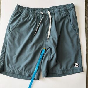 EUC Vuori men’s banks shorts size medium mens M - LIKE NEW